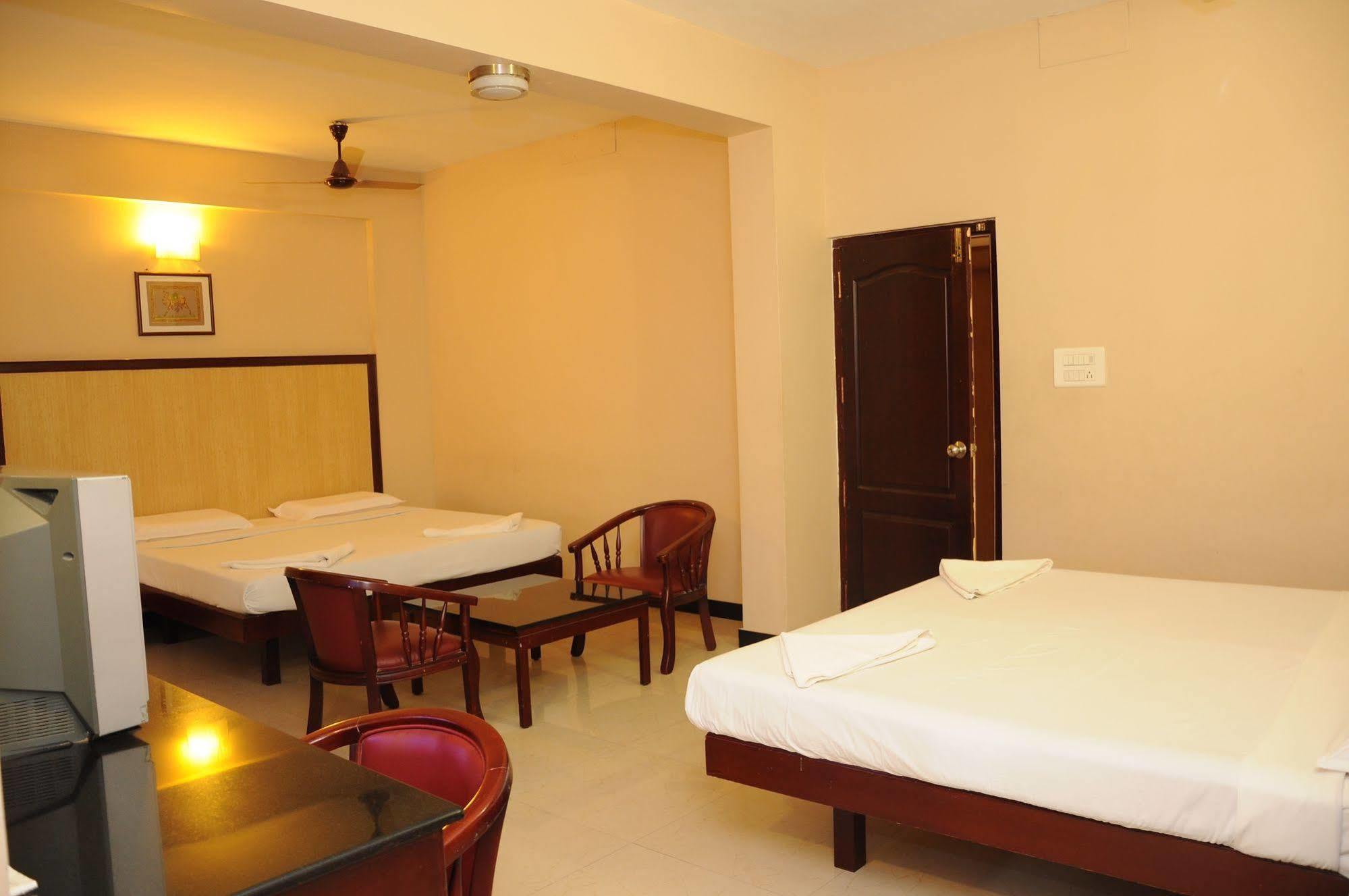 โฮเต็ล ซูบัม ปาลาณี Hotel ปัลนี ภายนอก รูปภาพ